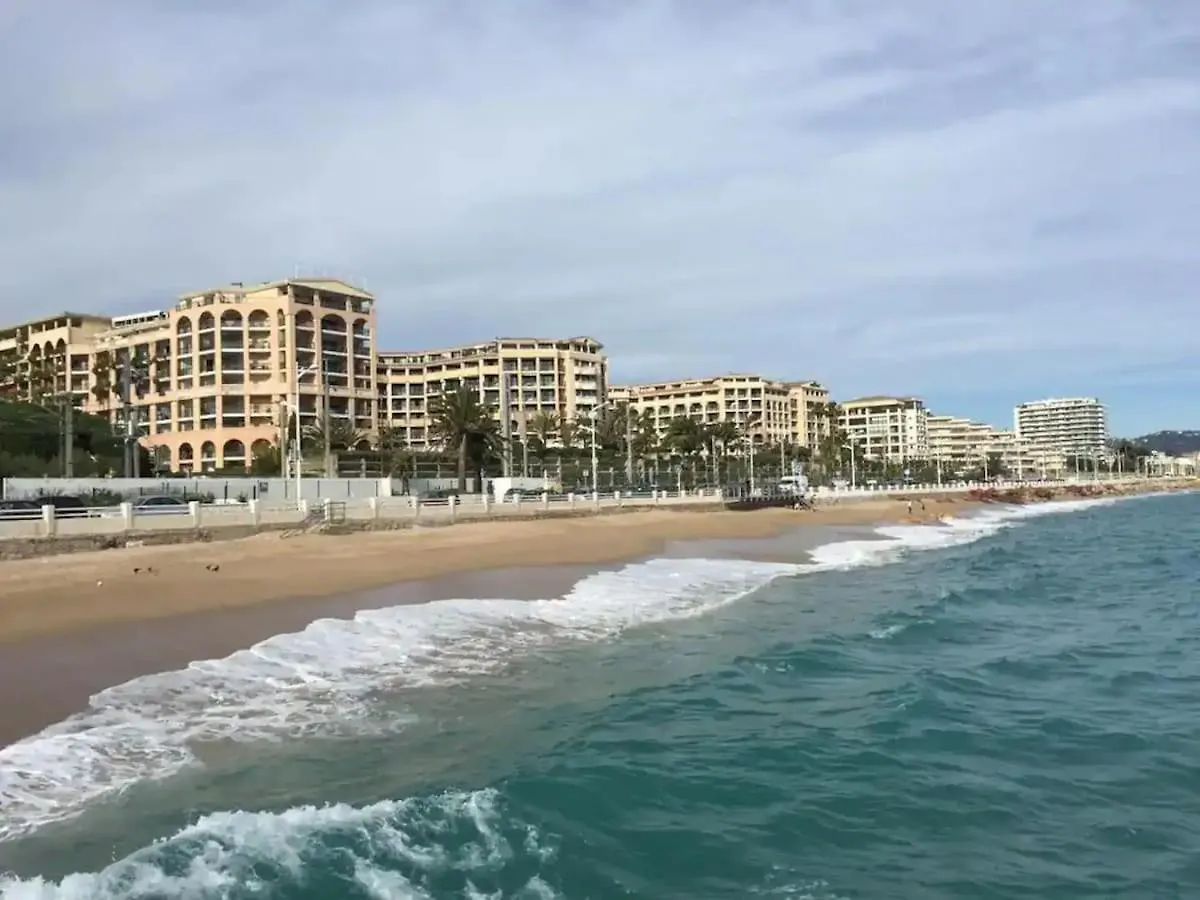 Le Cannes Beach 302 דירה