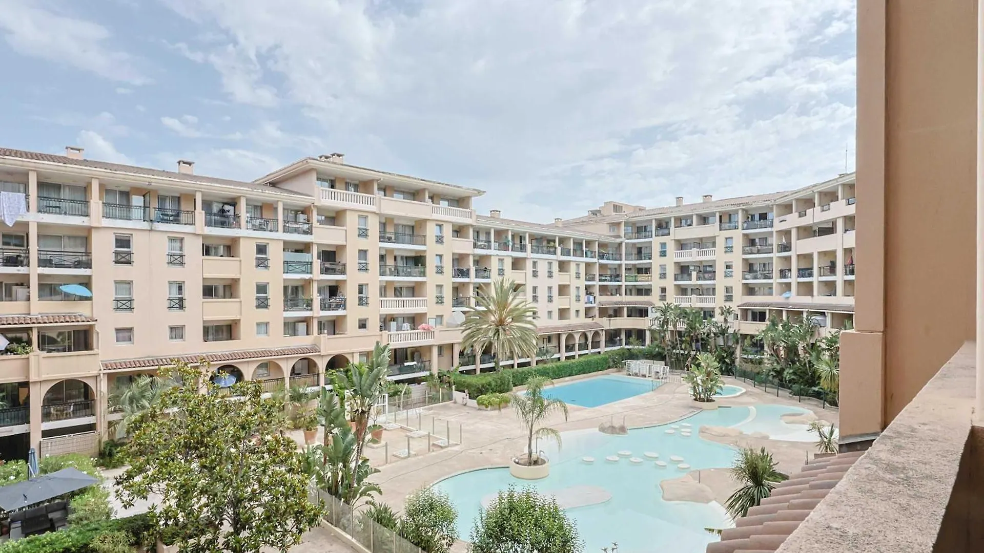 Le Cannes Beach 302 0*,